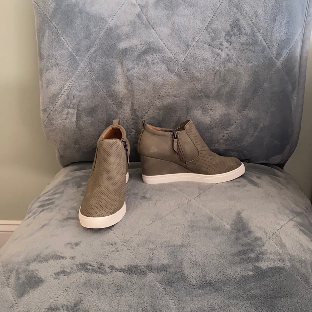 Susina wedge casual shoes size 6.5
